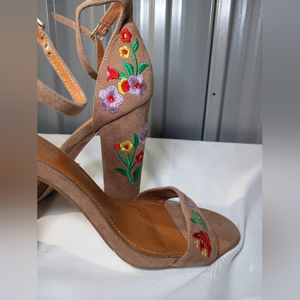 Elegant Floral Embroidered Heels in Tan - Picture 5 of 12